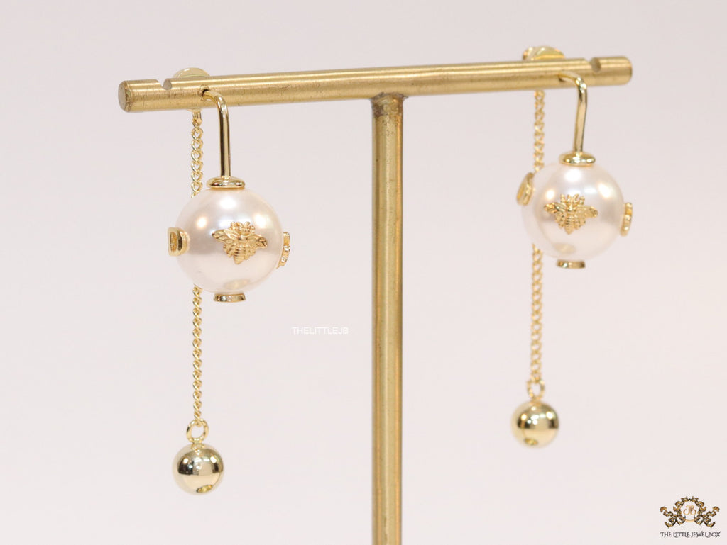 Detachable long chain pearl dangles in gold plating