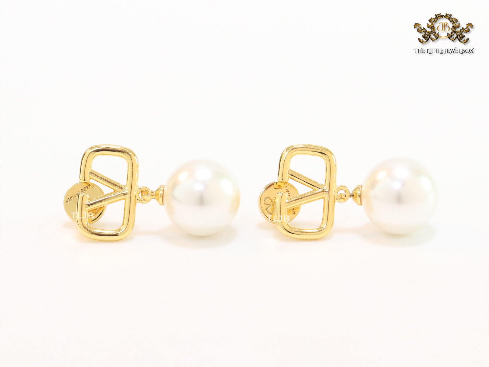 Alphabet V gold and pearl small dangles