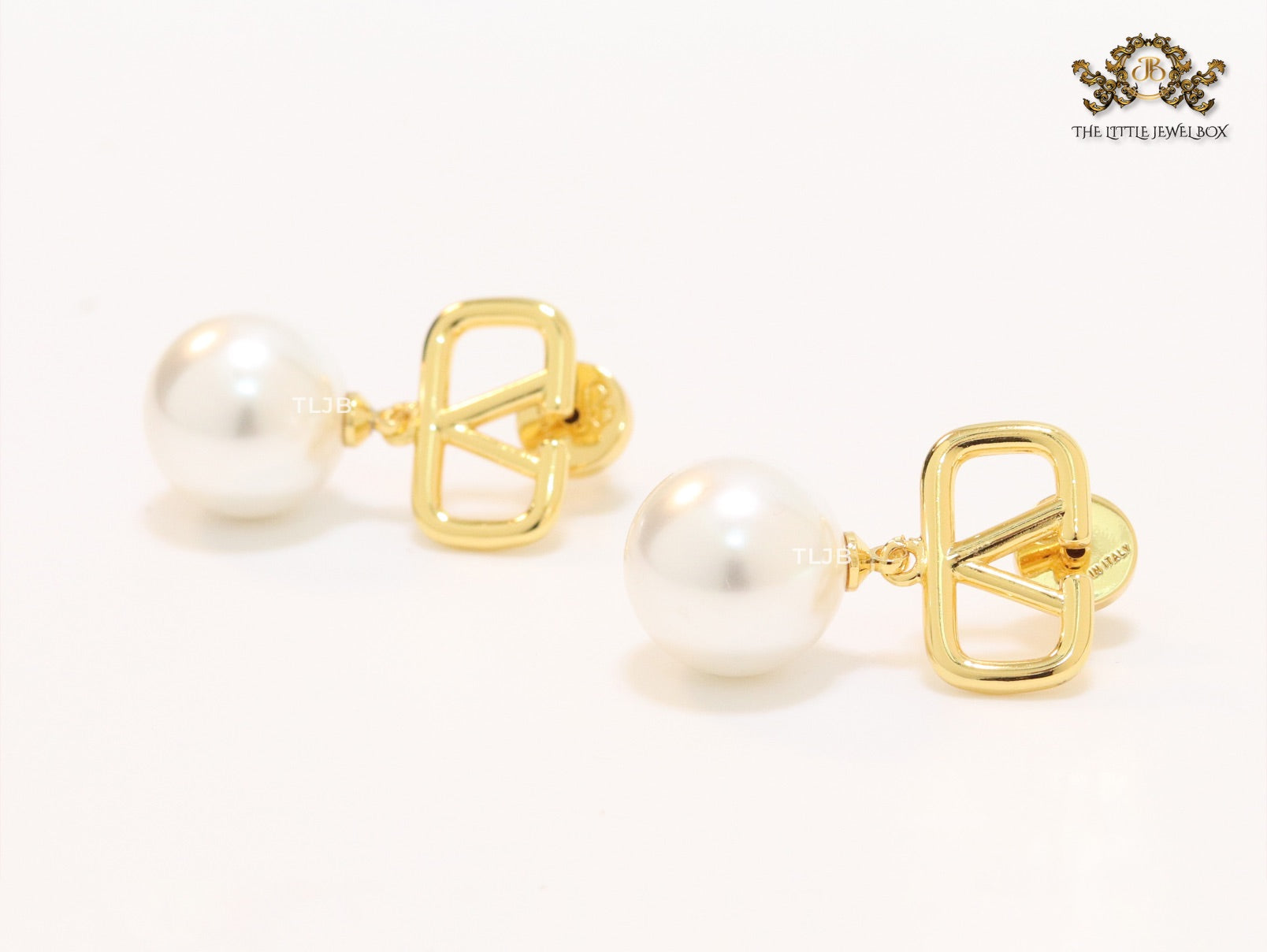 Alphabet V gold and pearl small dangles