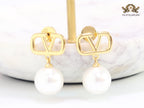 Alphabet V gold and pearl small dangles