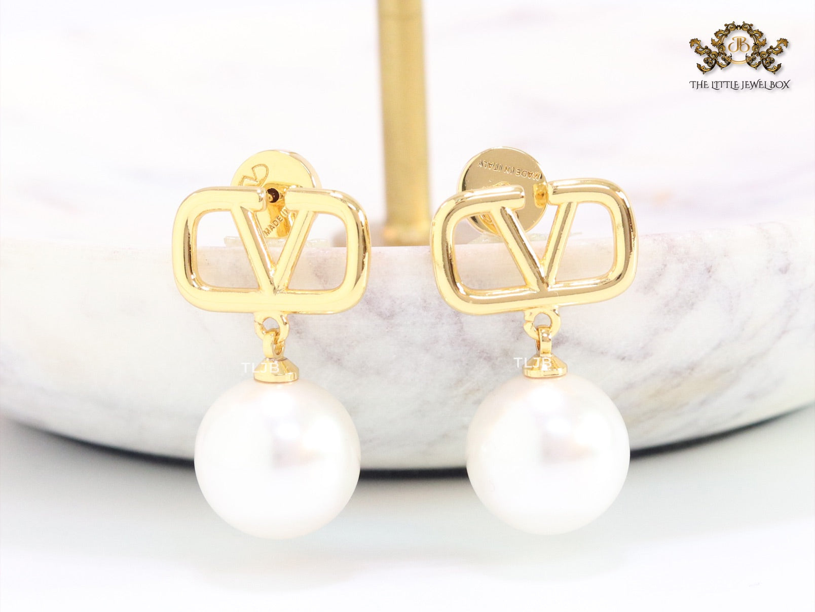 Alphabet V gold and pearl small dangles