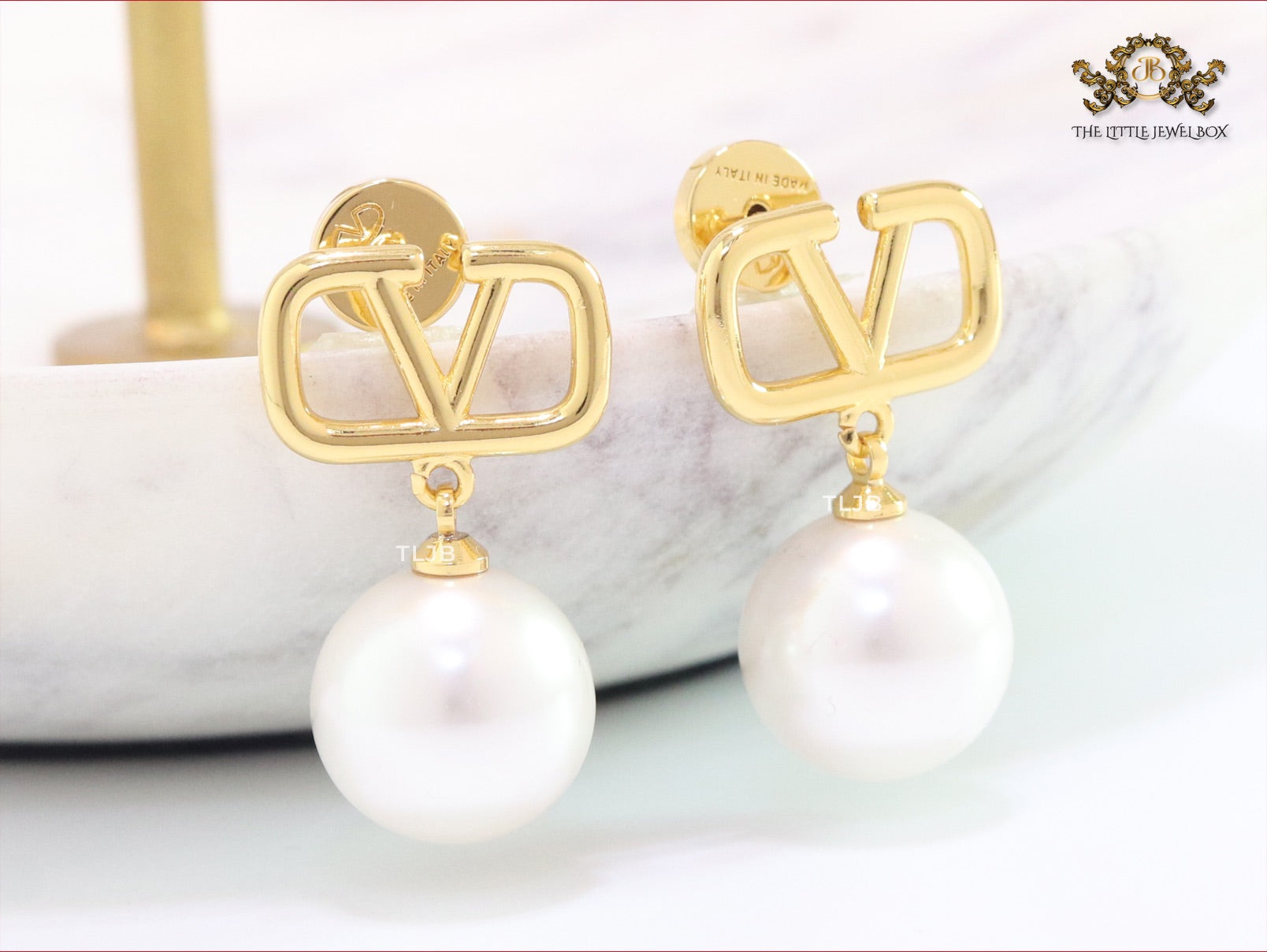 Alphabet V gold and pearl small dangles