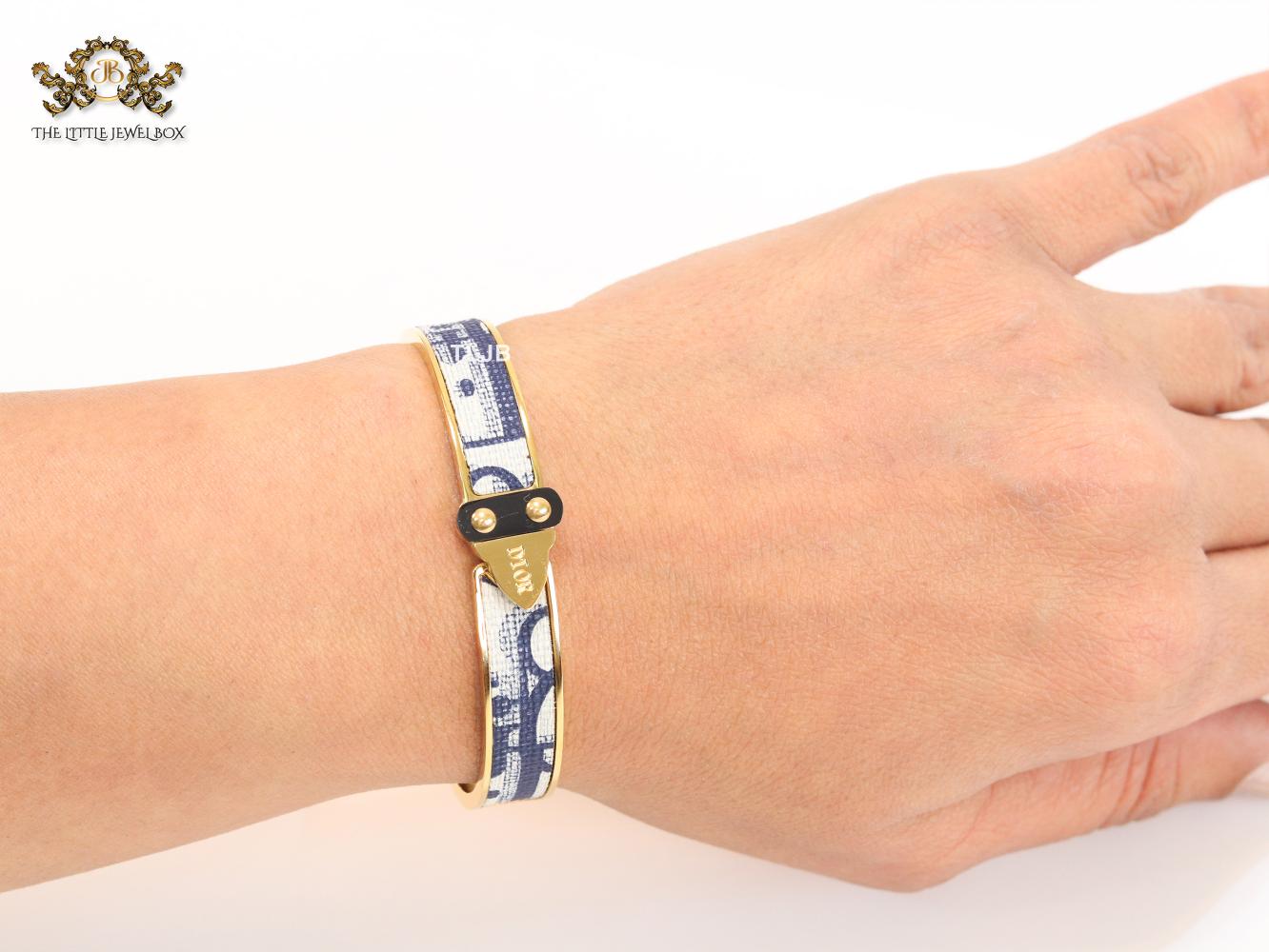 Alphabet D gold and black & white textured bracelet