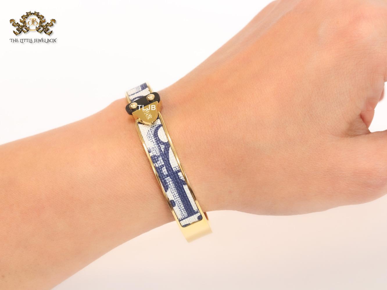 Alphabet D gold and black & white textured bracelet