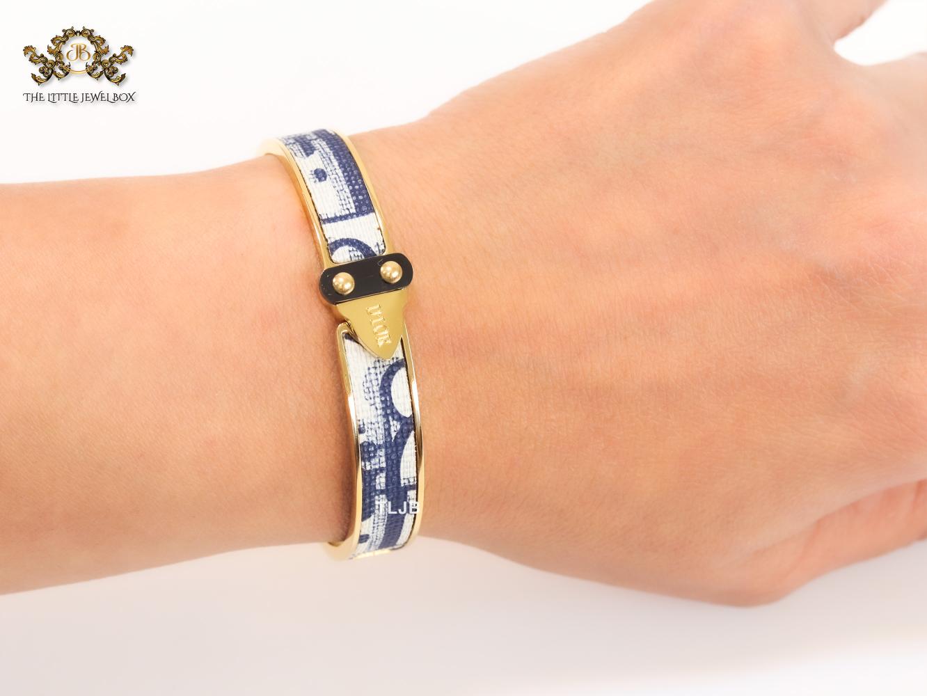 Alphabet D gold and black & white textured bracelet