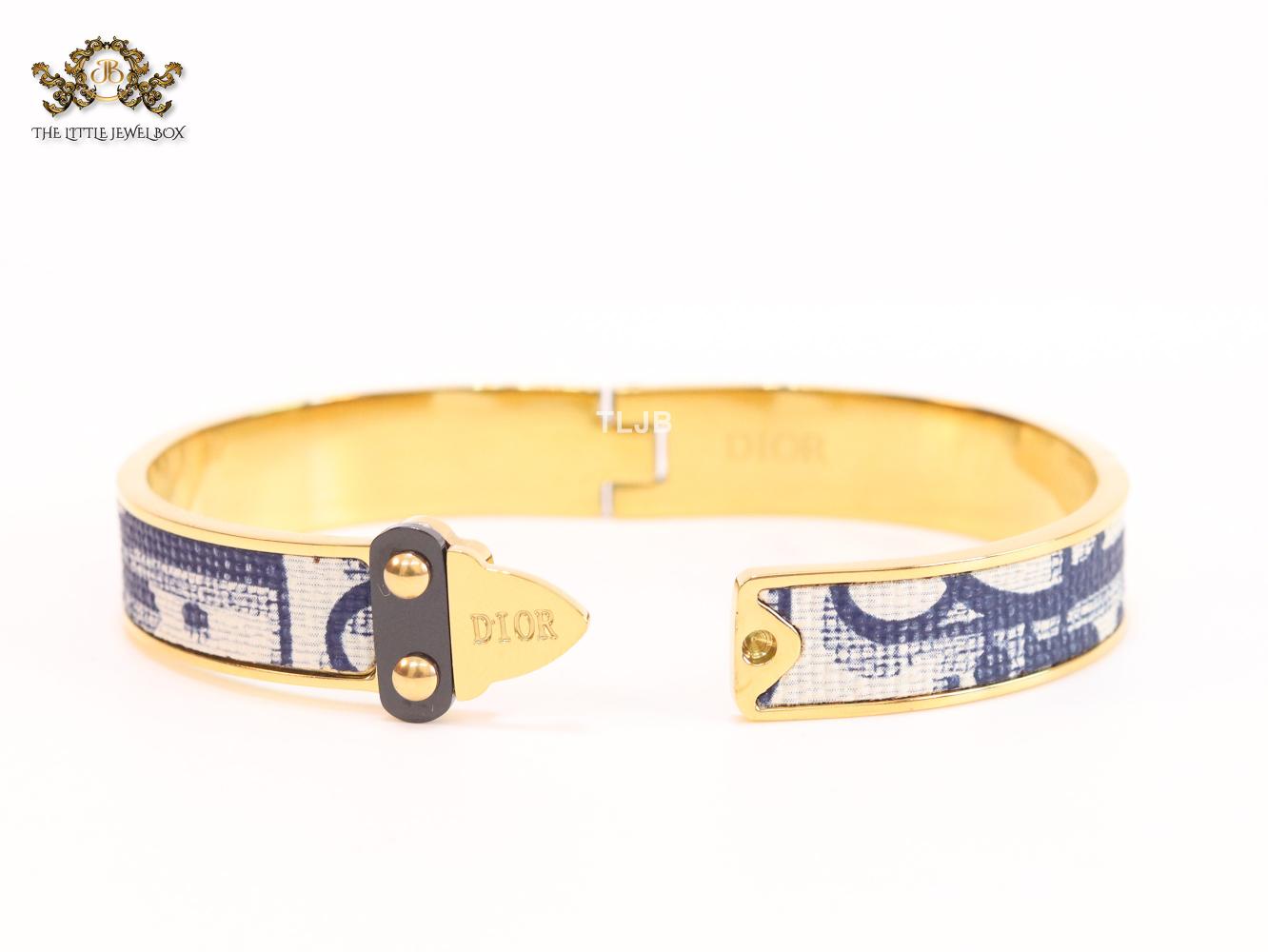 Alphabet D gold and black & white textured bracelet