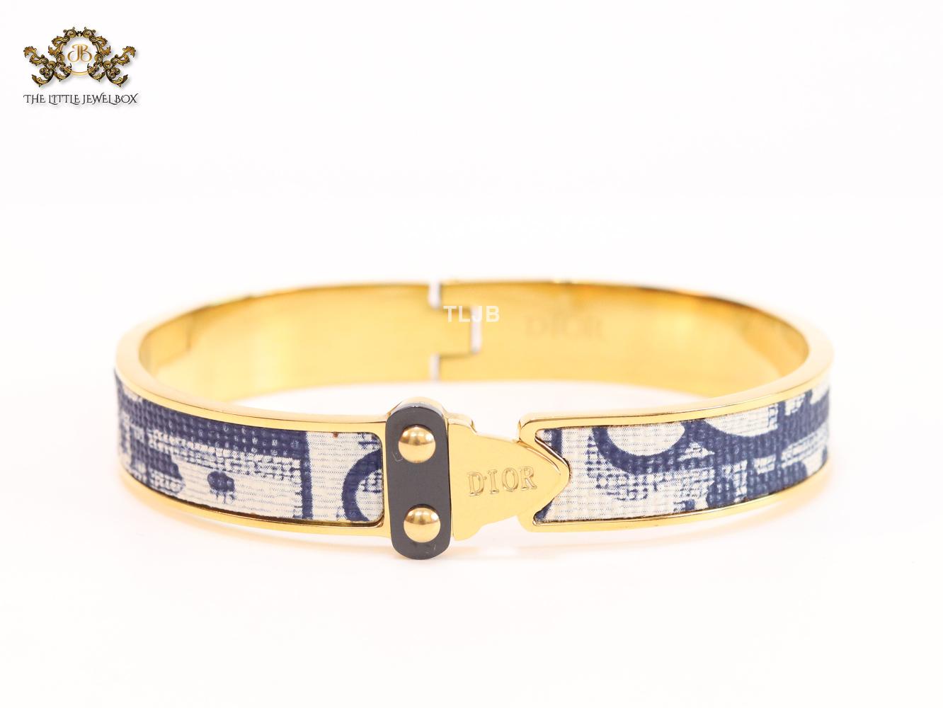 Alphabet D gold and black & white textured bracelet