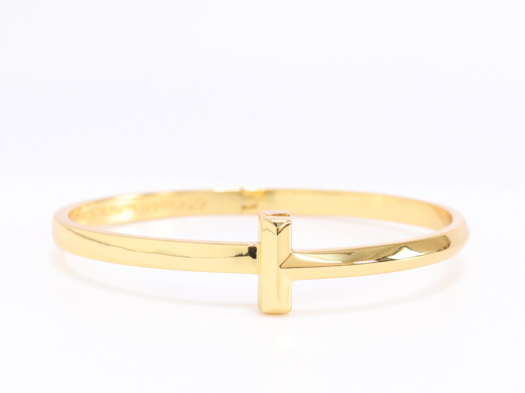 Alphabet T bracelet in gold