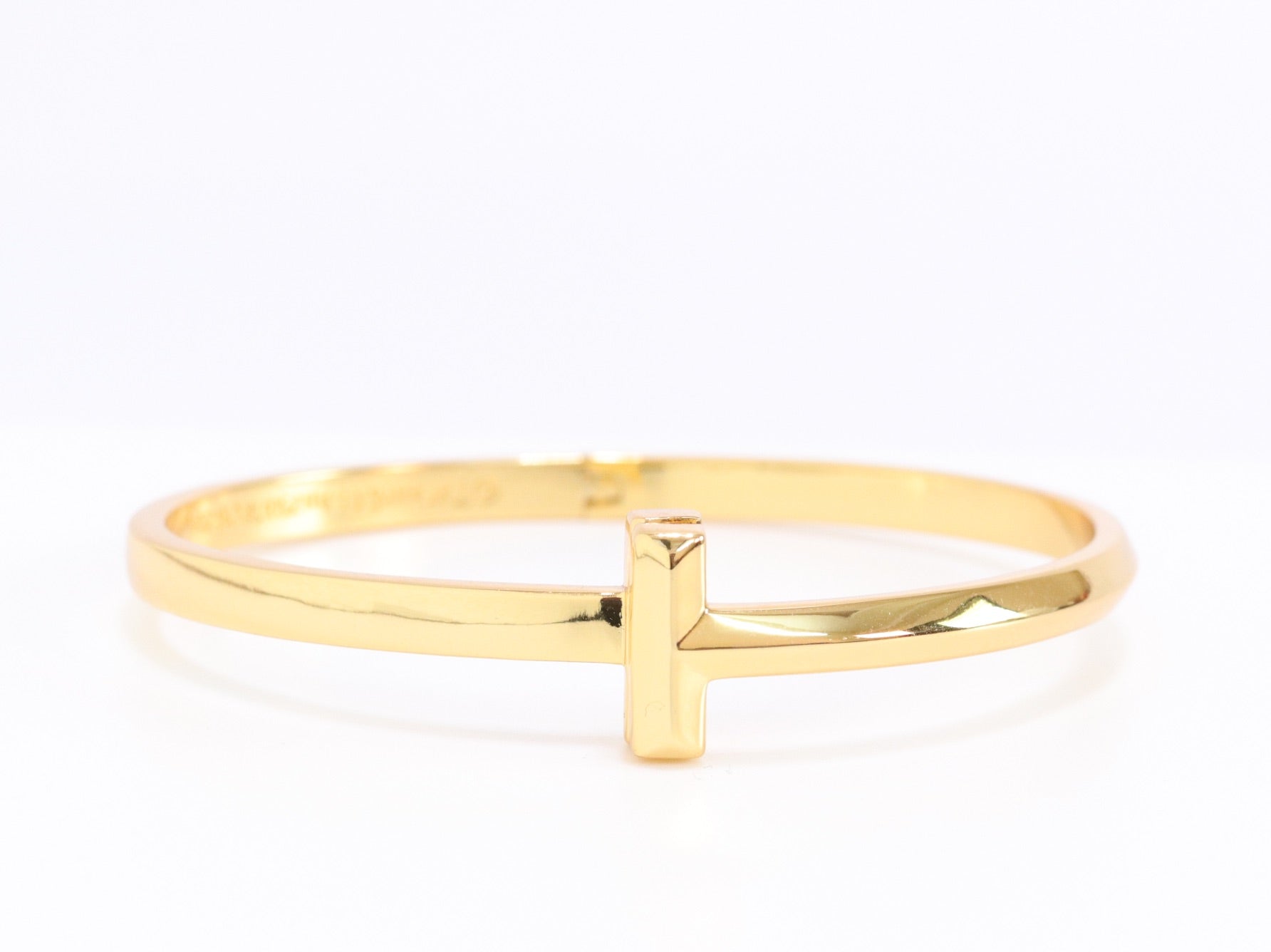 Alphabet T bracelet in gold