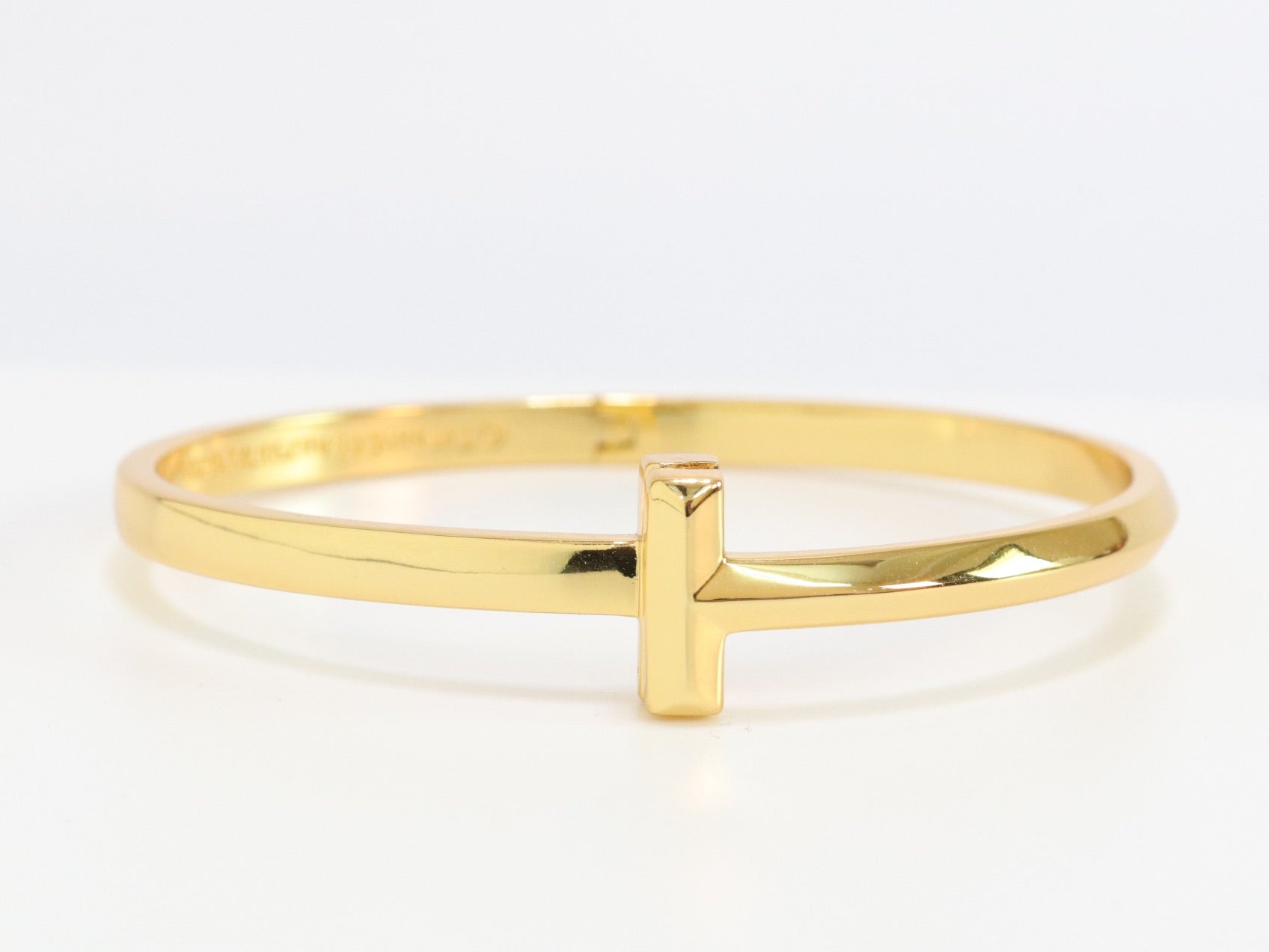 Alphabet T bracelet in gold