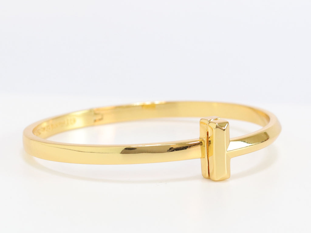 Alphabet T bracelet in gold