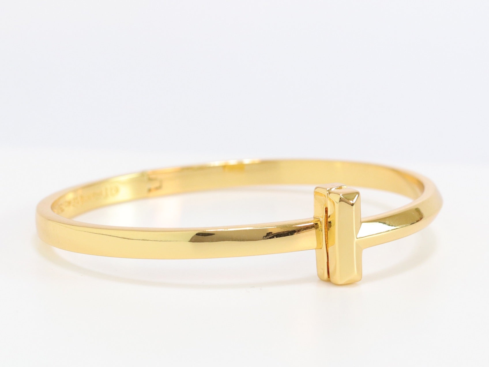 Alphabet T bracelet in gold