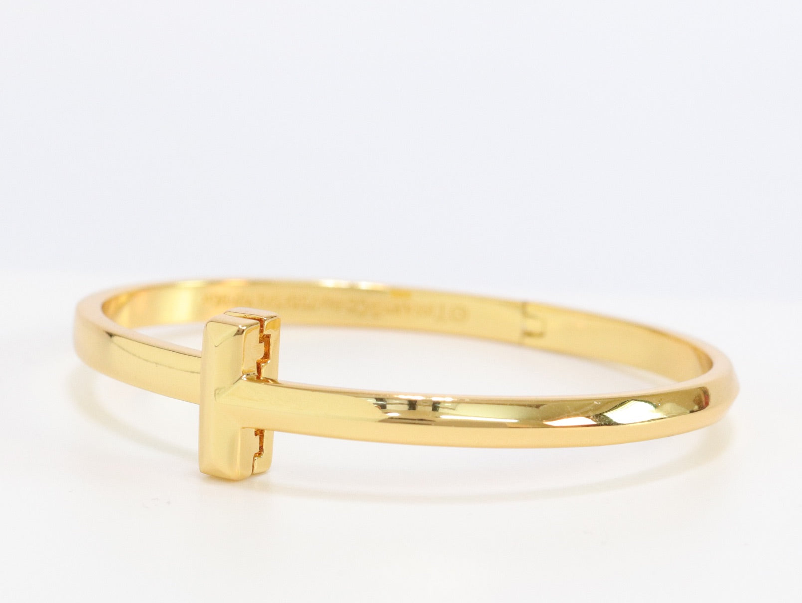Alphabet T bracelet in gold