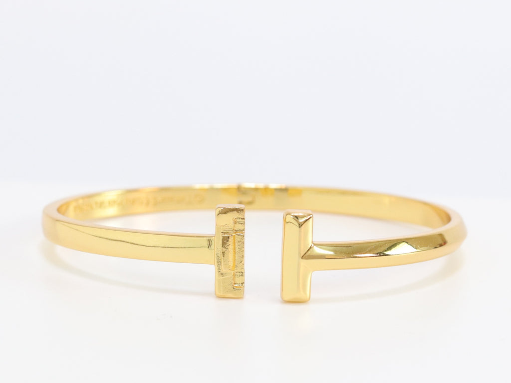 Alphabet T bracelet in gold