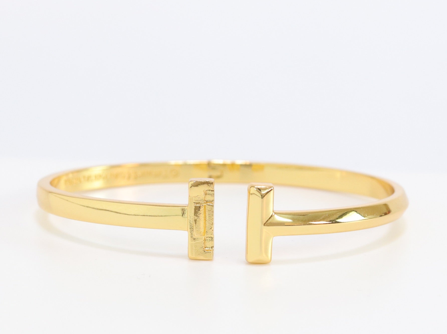 Alphabet T bracelet in gold