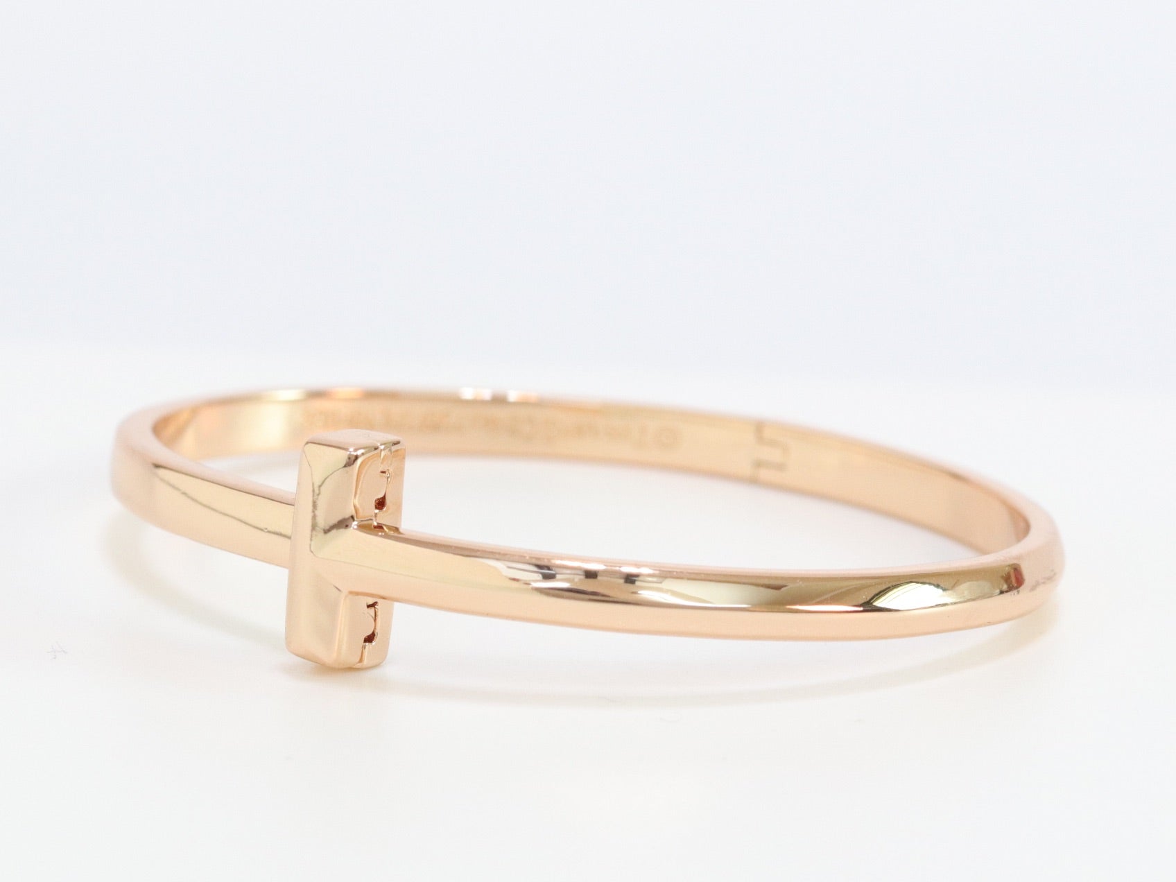 Alphabet T bracelet in rose gold