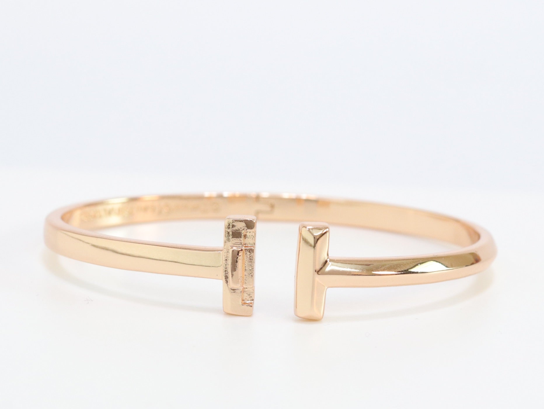 Alphabet T bracelet in rose gold