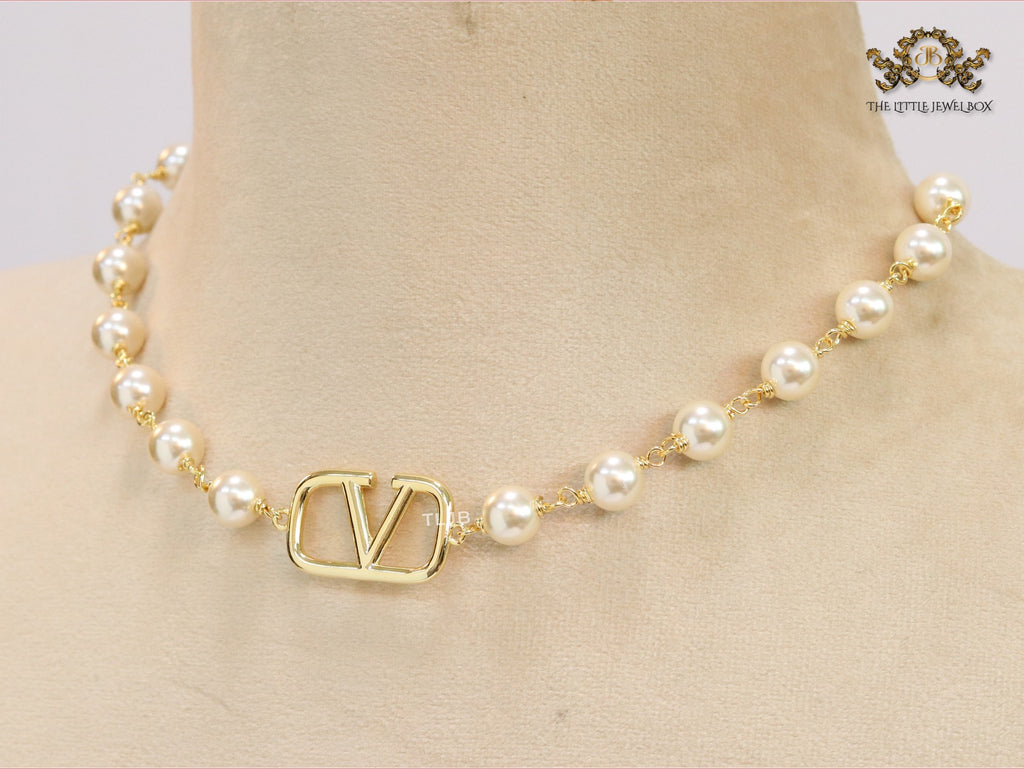 Alphabet V pearl and gold necklace