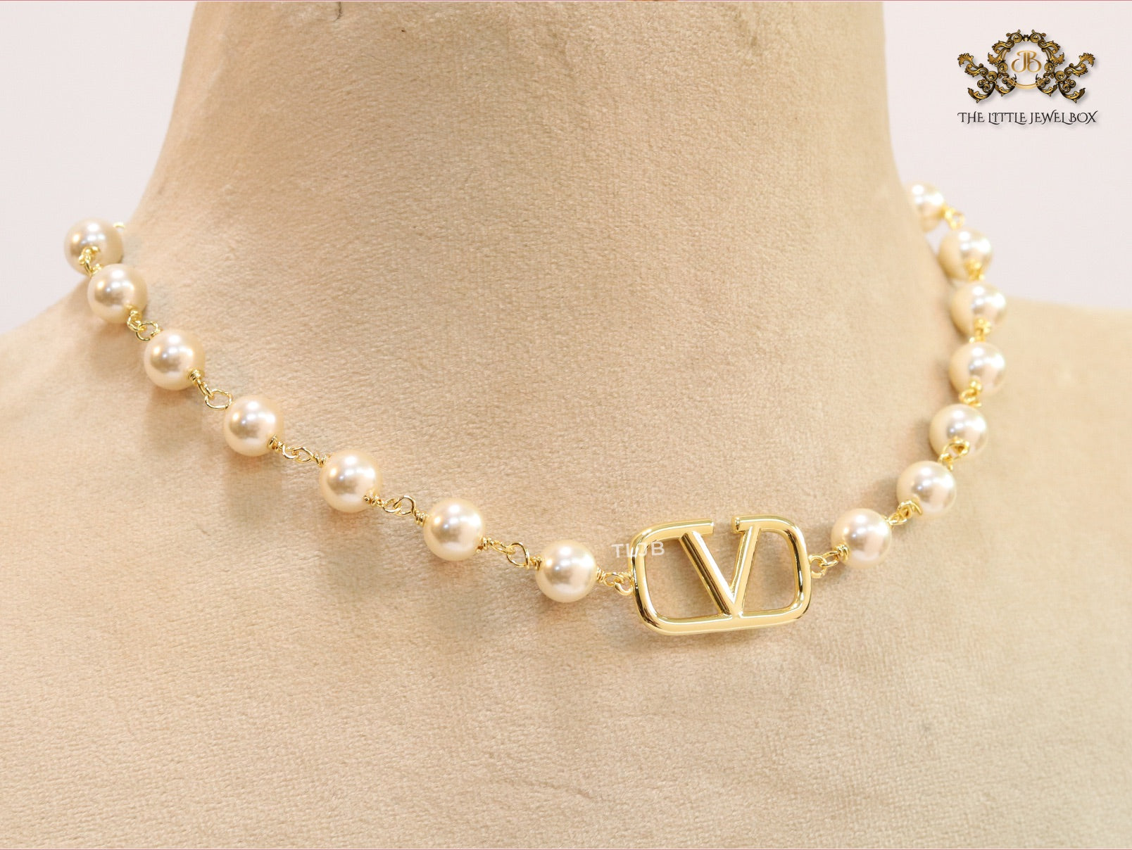 Alphabet V pearl and gold necklace