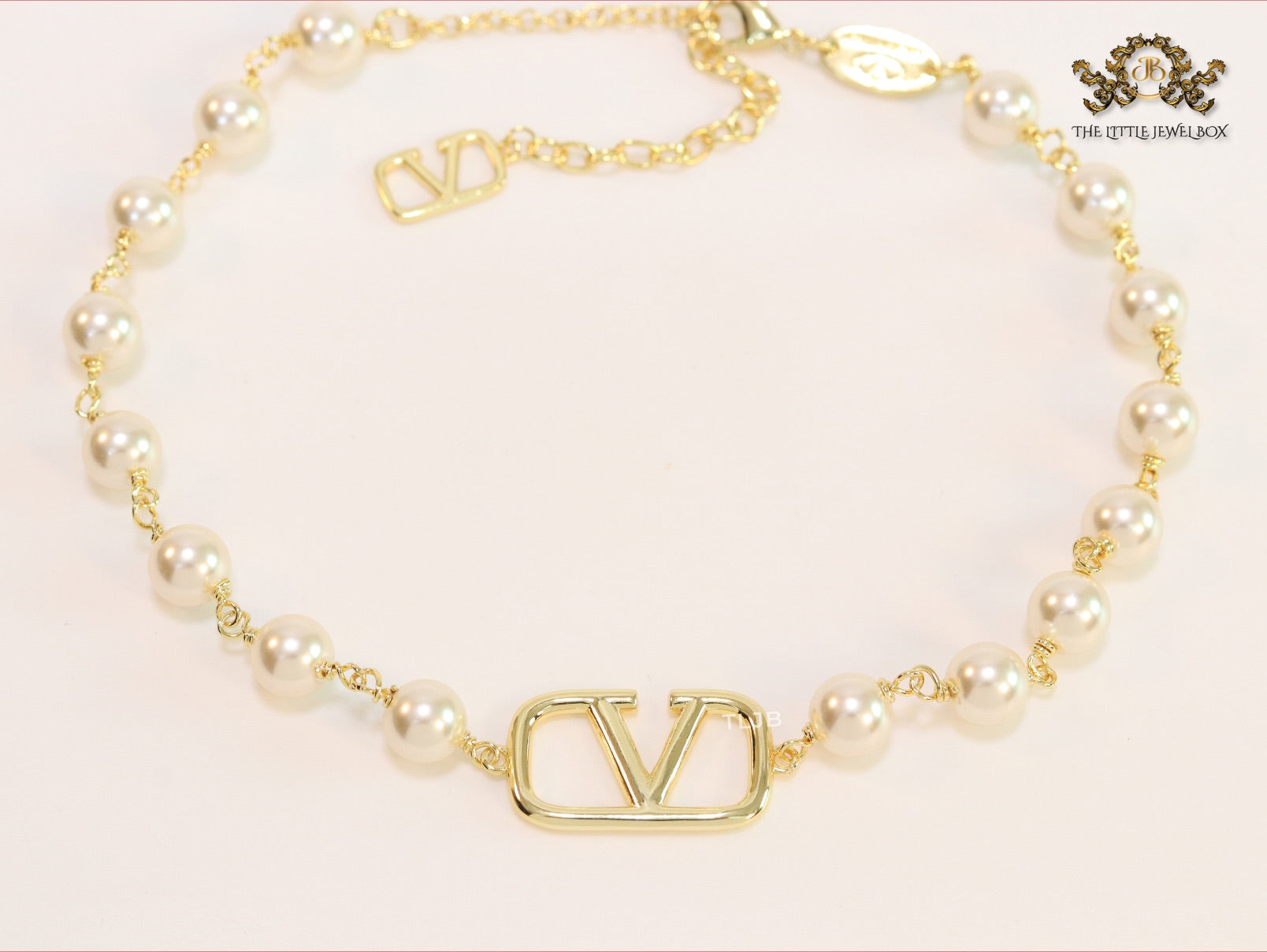 Alphabet V pearl and gold necklace
