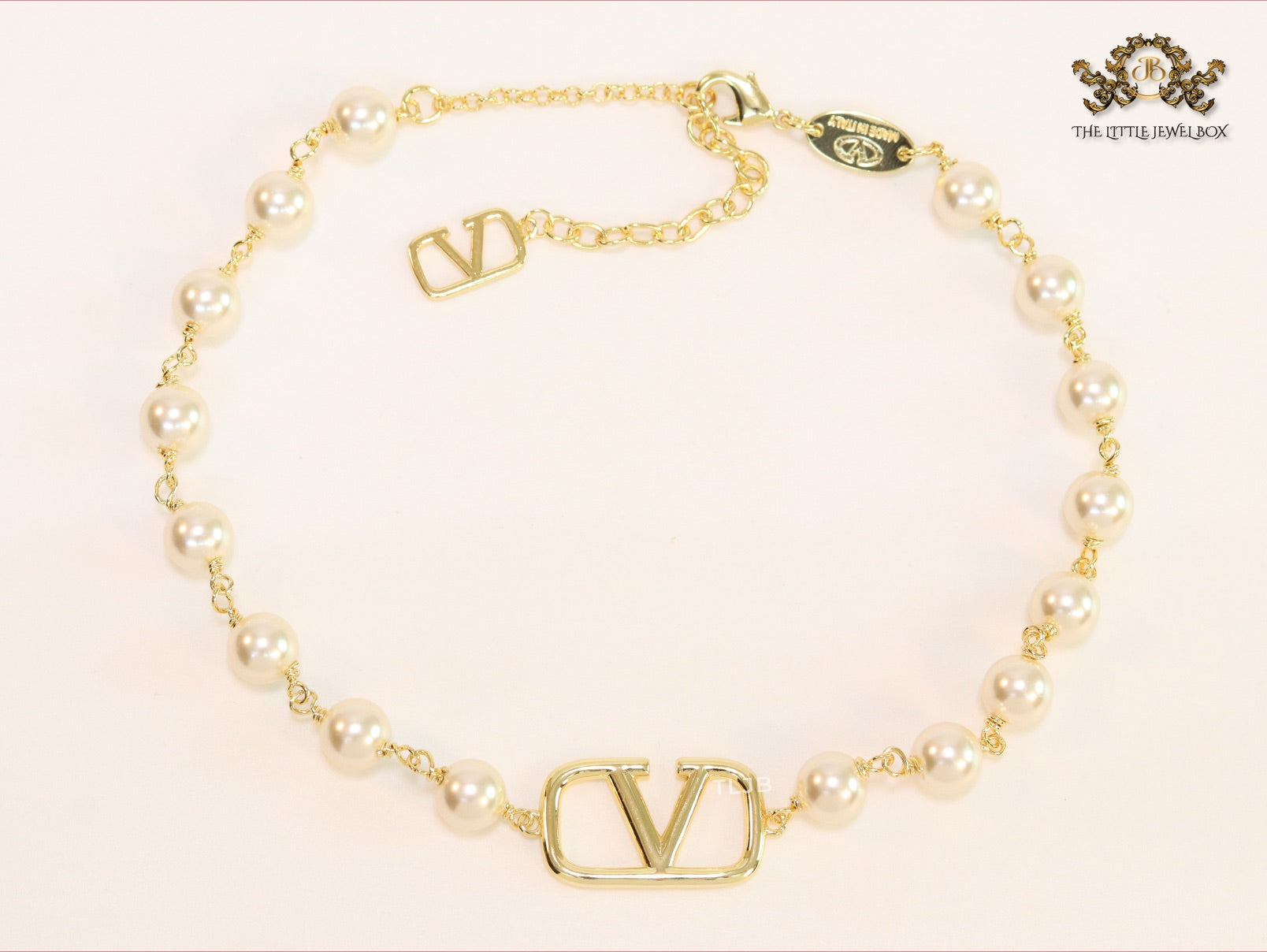 Alphabet V pearl and gold necklace