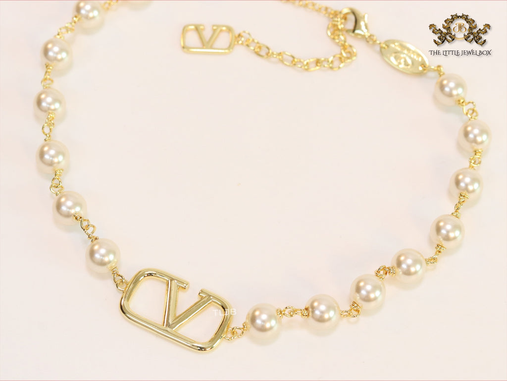 Alphabet V pearl and gold necklace