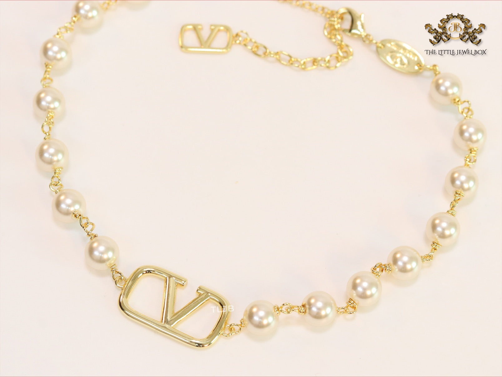 Alphabet V pearl and gold necklace