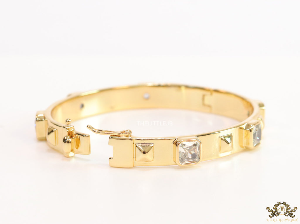 Band style bracelet in gold plating with gold plated details and cubic zirconia stones