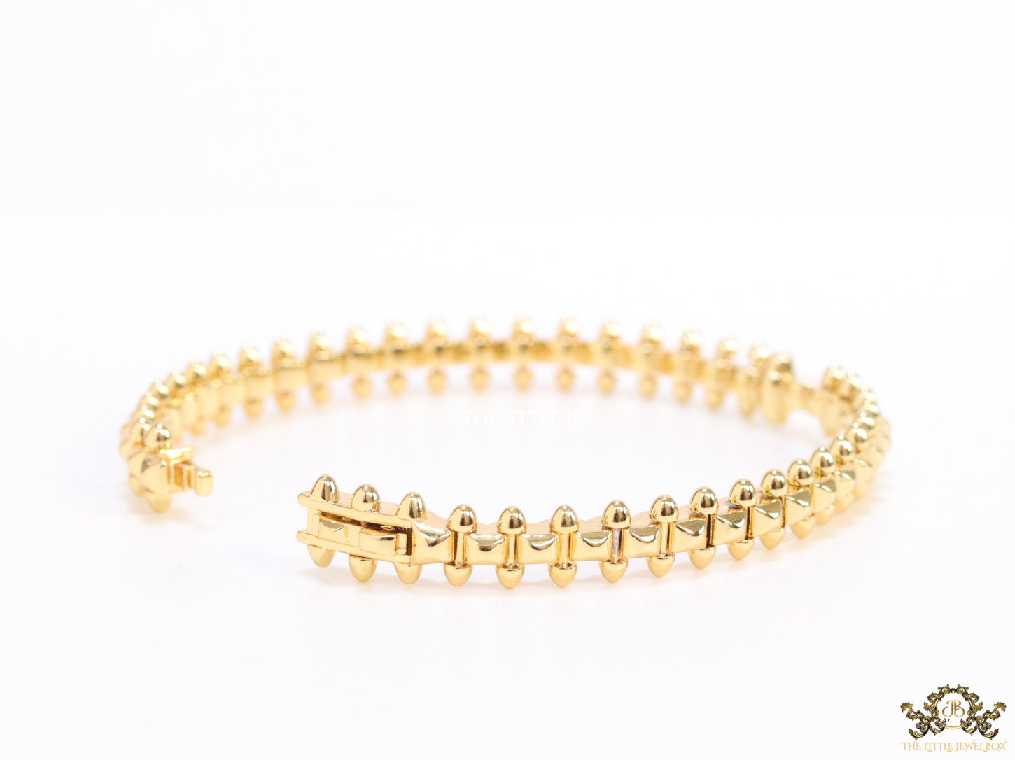 Simple gold plated bracelet with gold plated details
