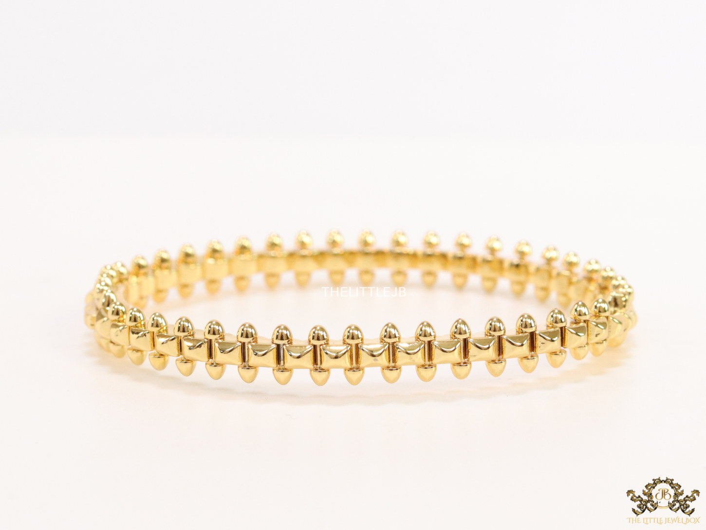 Simple gold plated bracelet with gold plated details
