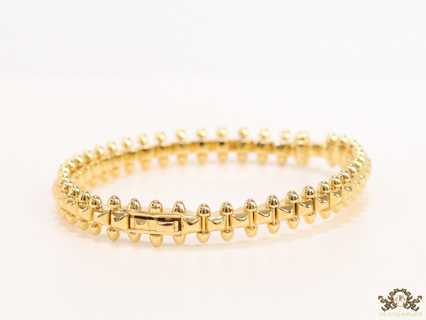Simple gold plated bracelet with gold plated details
