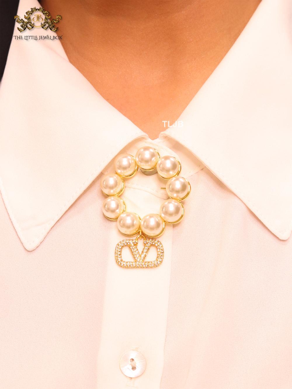 Alphabet V off white pearl and gold brooch