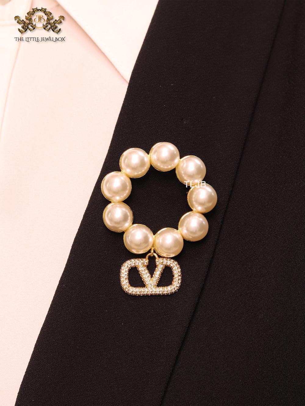 Alphabet V off white pearl and gold brooch