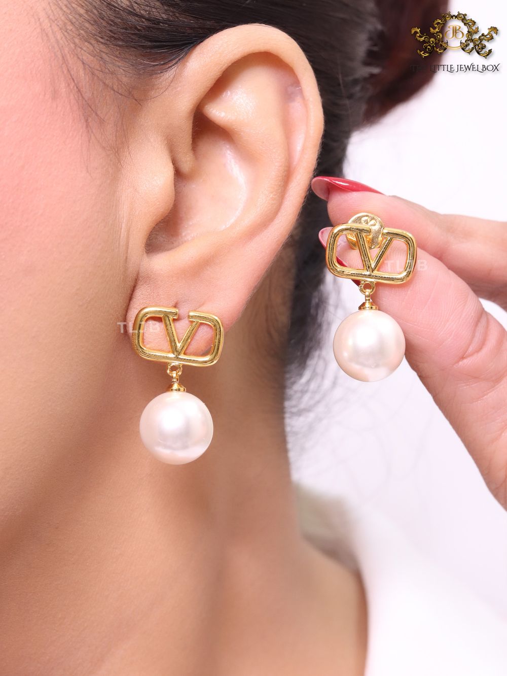 Alphabet V gold and pearl small dangles
