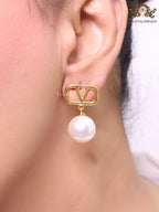 Alphabet V gold and pearl small dangles