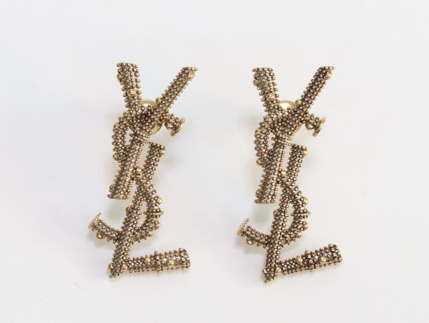 Alphabet YSL earrings in rustic look