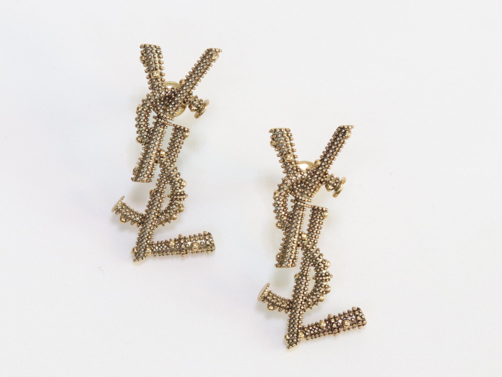 Alphabet YSL earrings in rustic look