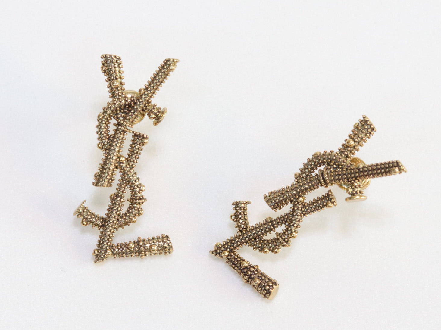 Alphabet YSL earrings in rustic look