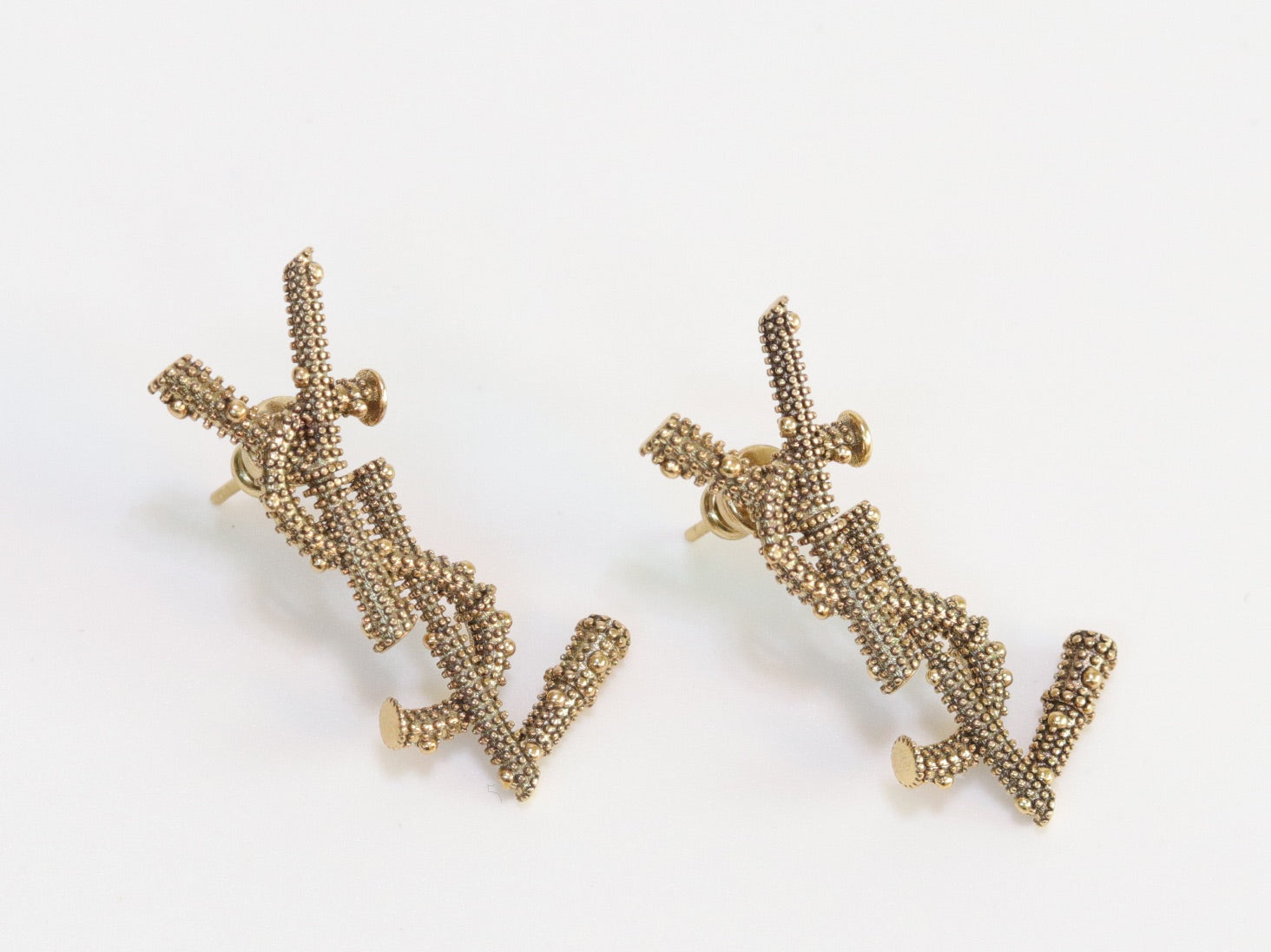 Alphabet YSL earrings in rustic look