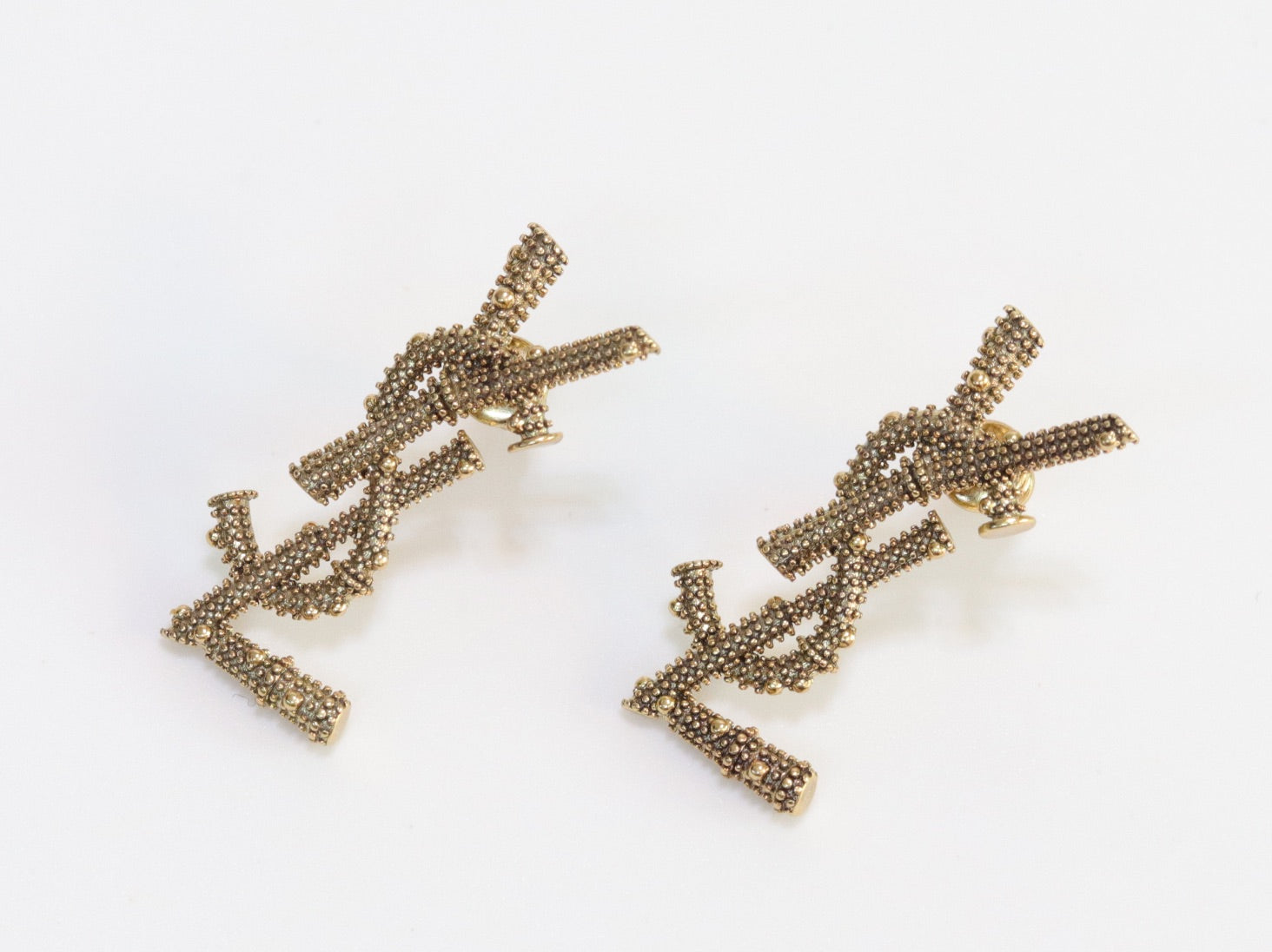 Alphabet YSL earrings in rustic look