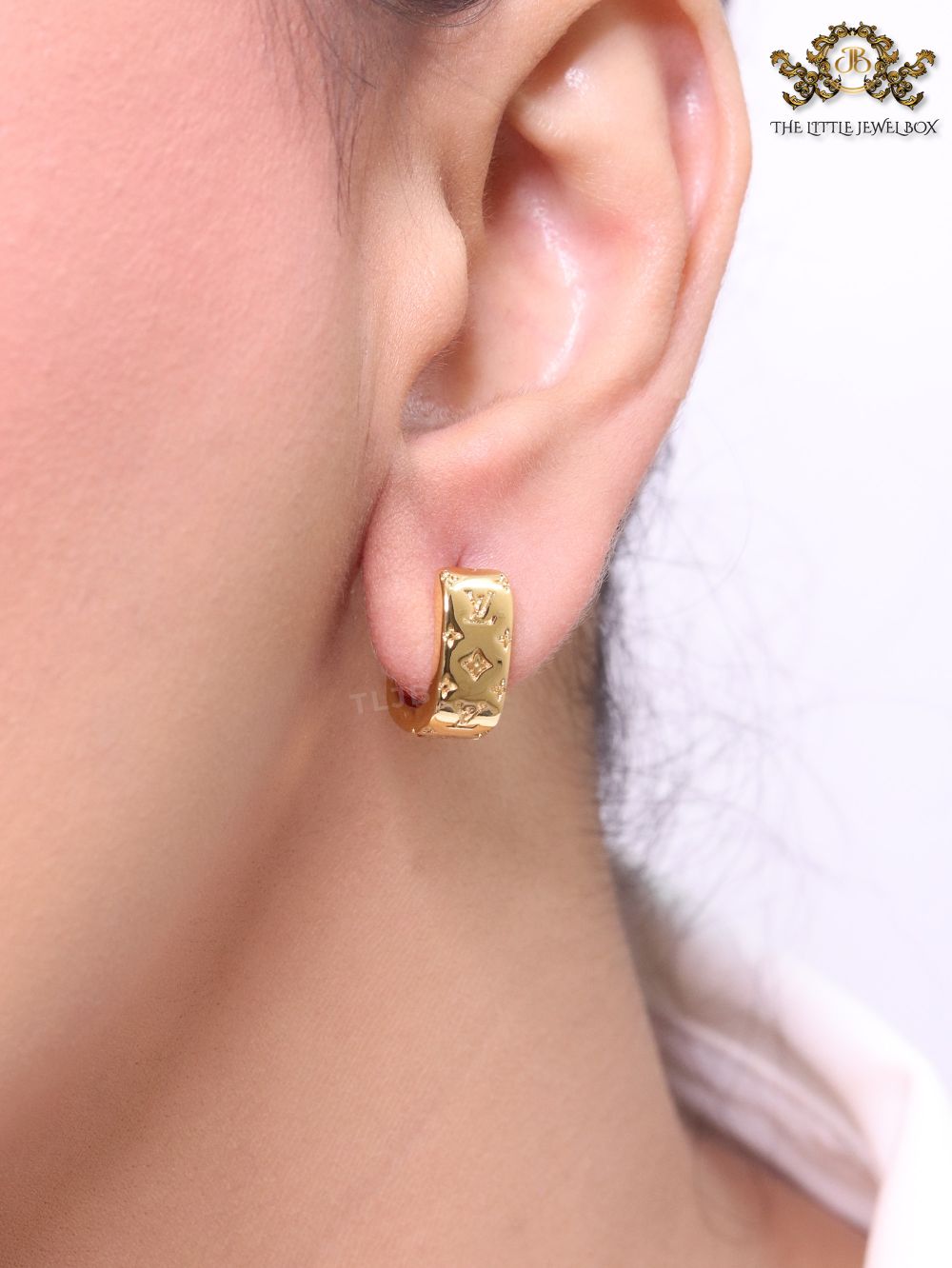 Alphabet L and V embossed hoops