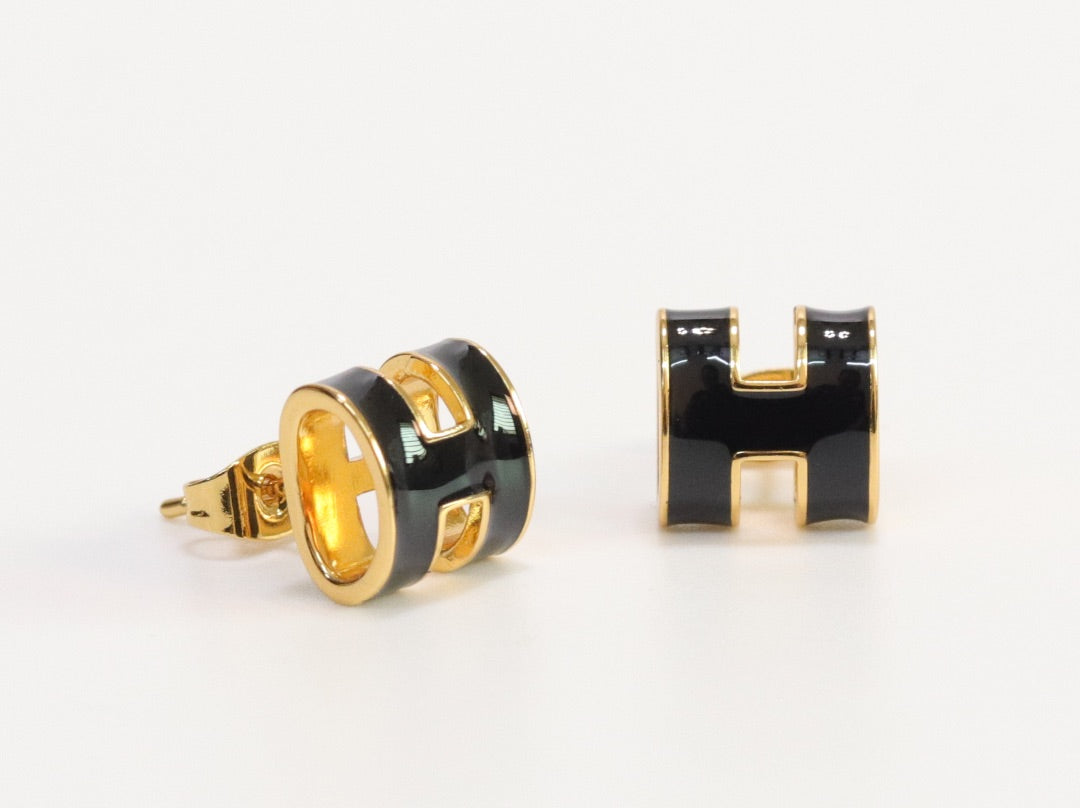 Alphabet H black studs in gold finish
