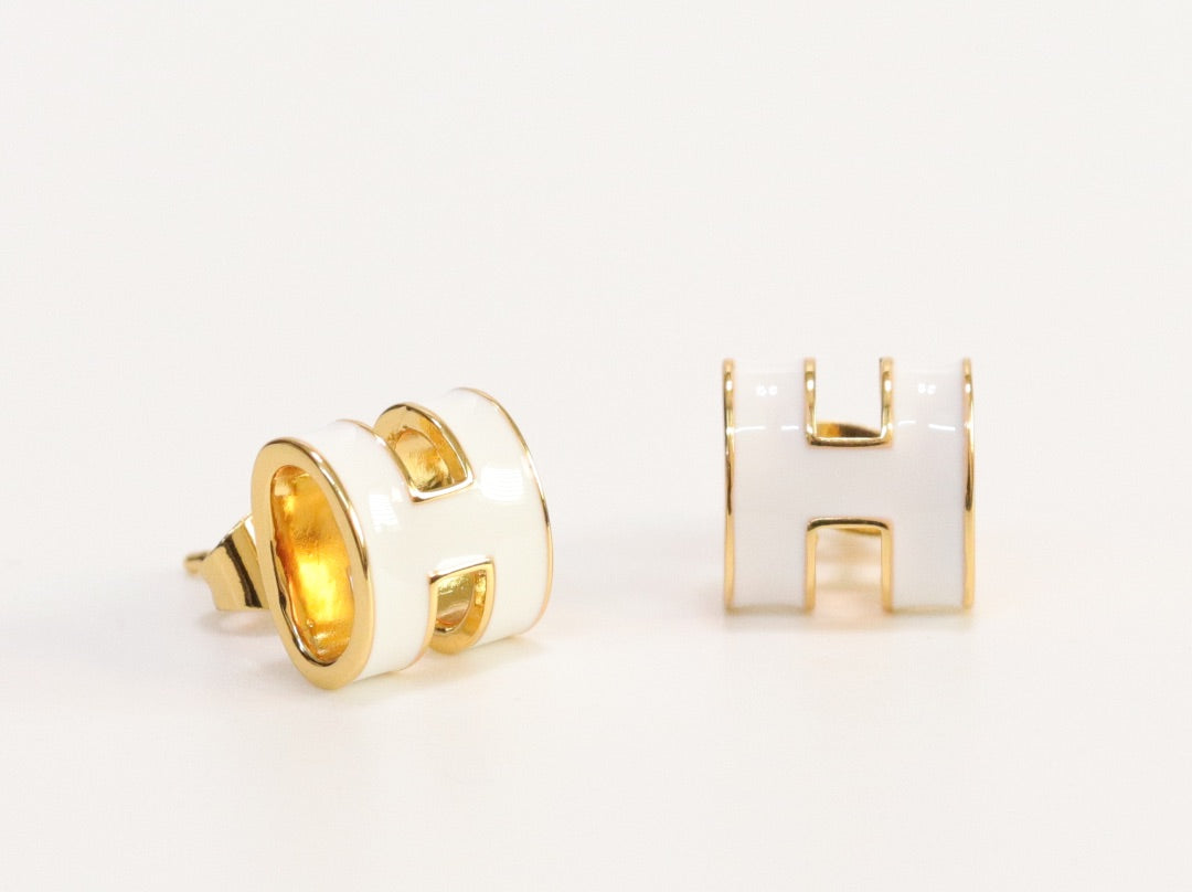 Alphabet H white studs in gold finish