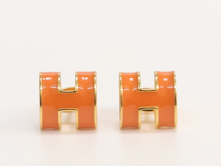 Alphabet H orange studs in gold finish