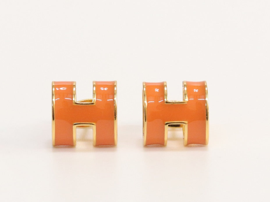 Alphabet H orange studs in gold finish