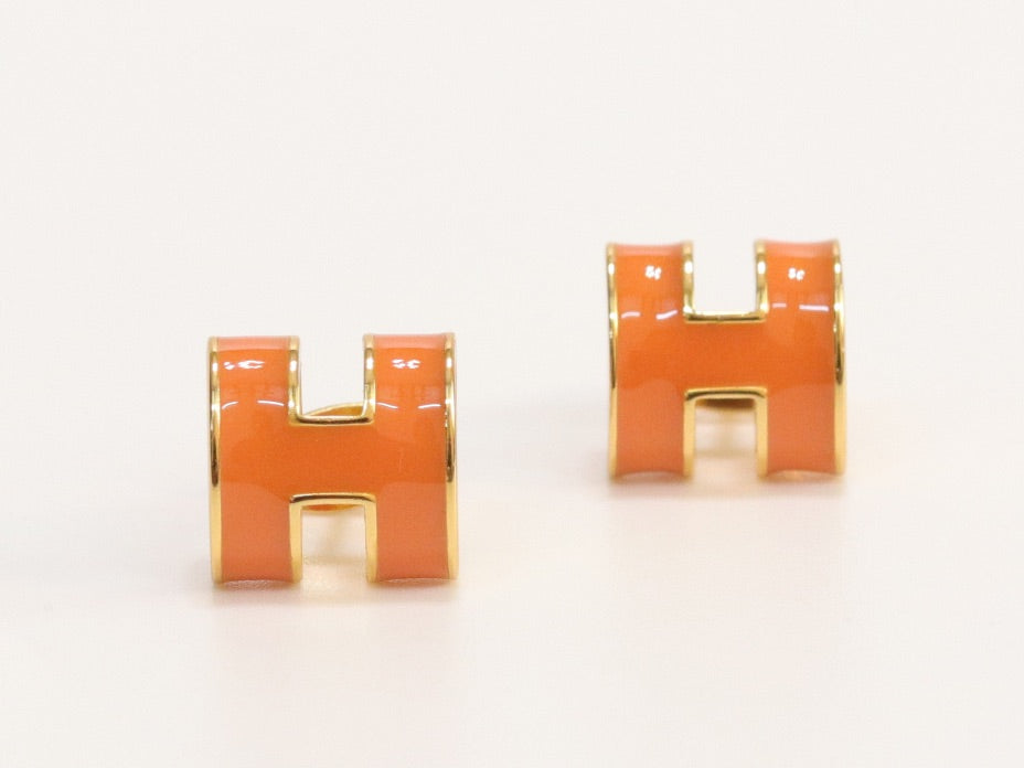 Alphabet H orange studs in gold finish