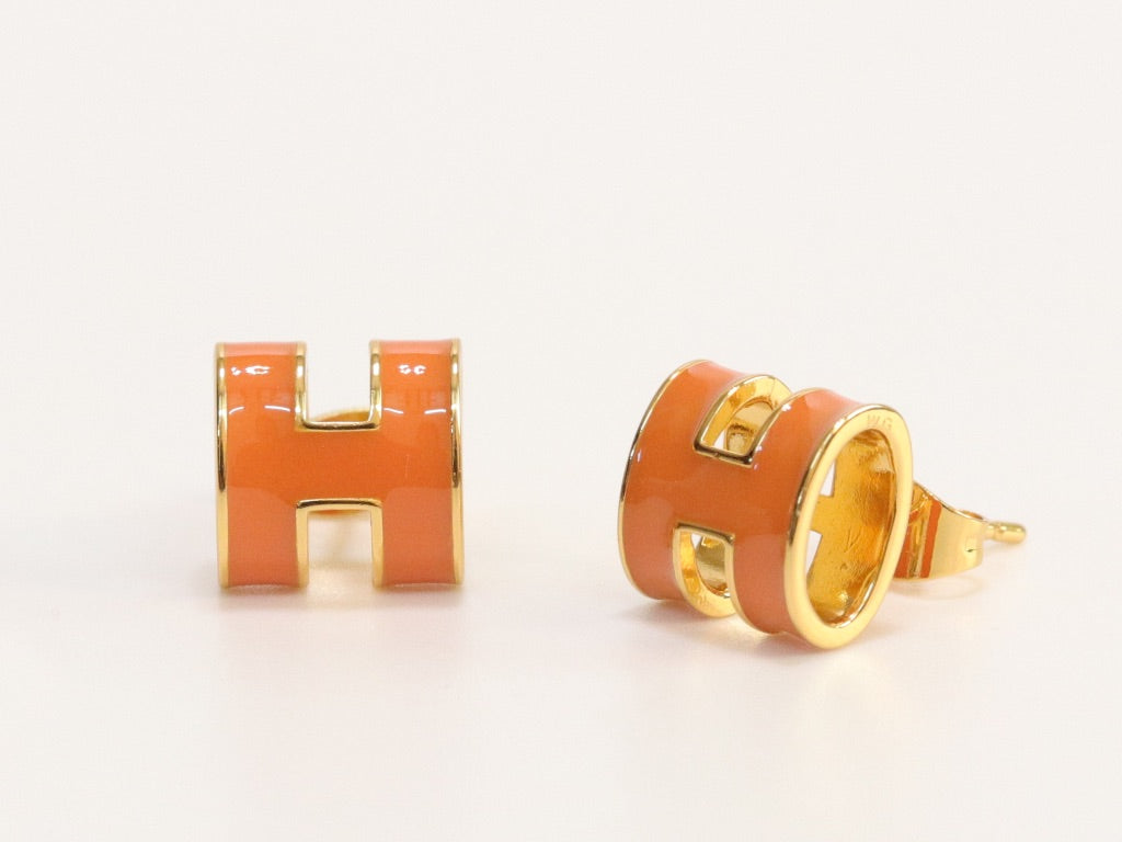 Alphabet H orange studs in gold finish