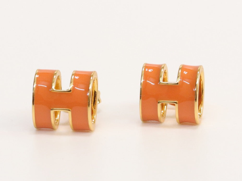 Alphabet H orange studs in gold finish