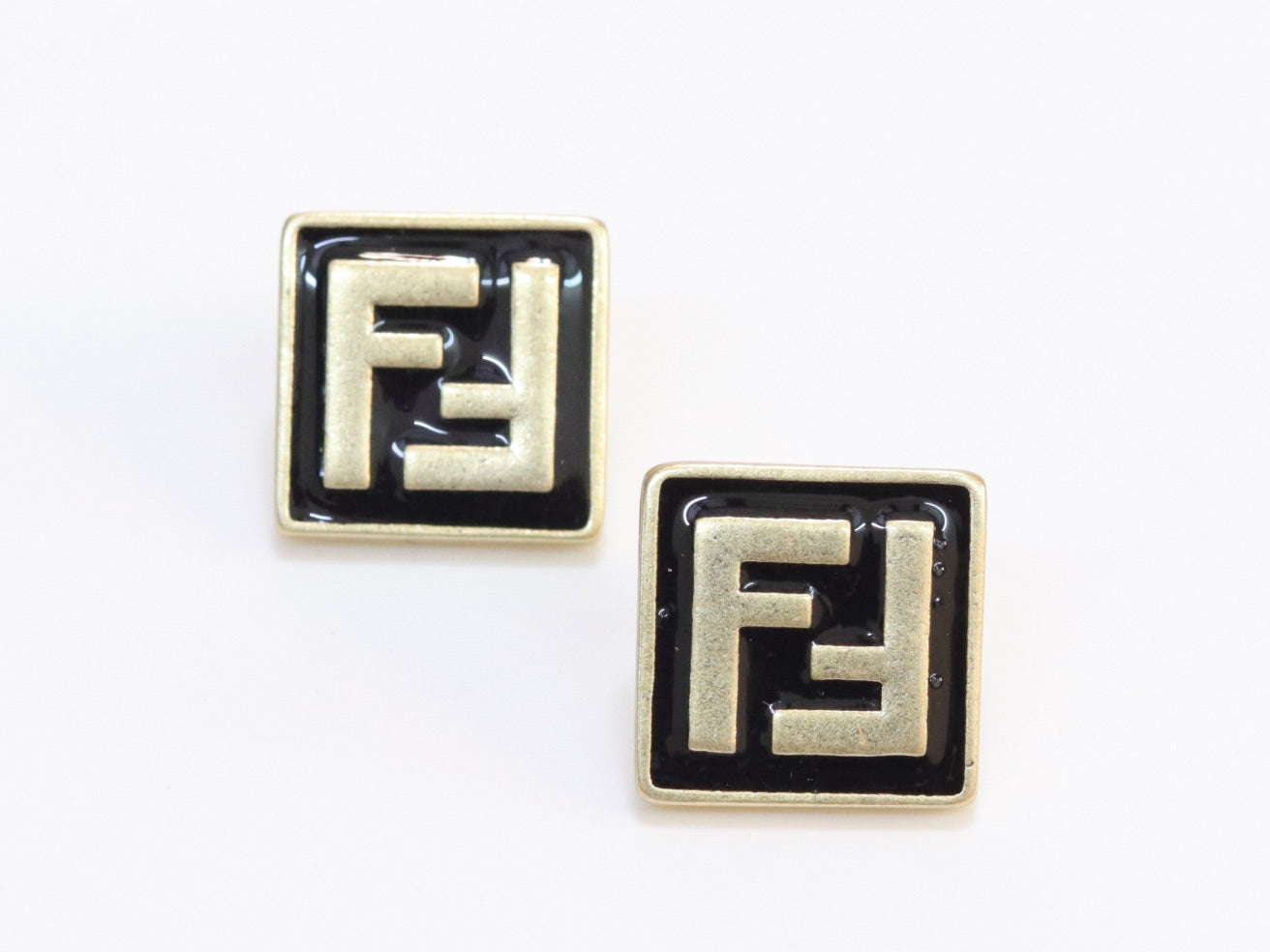 Alphabet F square black earrings