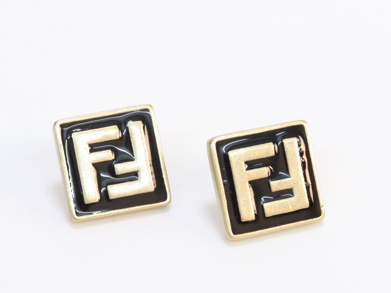 Alphabet F square black earrings